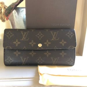Auth Louis Vuitton wallet w/ zipper and card slots